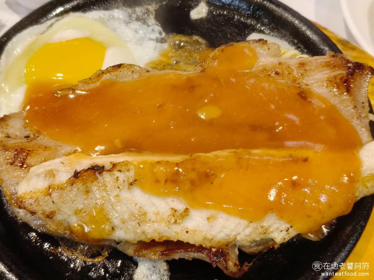 我家牛排松山撫遠店 我家牛排松山撫遠店菜單 我家牛排松山撫遠店推薦 松山區美食 松山美食 頂級松阪豬加巴沙魚 這是雙主餐的組合，加90元就能多一條巴沙魚，非常划算，愛吃肉的人，可以一次吃個過癮。 @在地老饕阿府