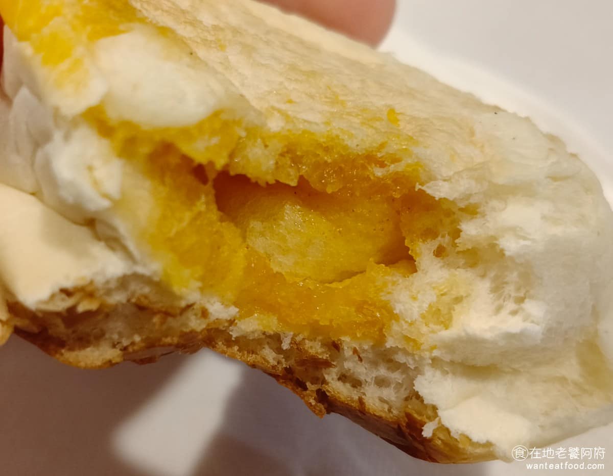 我家牛排松山撫遠店 我家牛排松山撫遠店菜單 我家牛排松山撫遠店推薦 松山區美食 松山美食 裡面塗的是大蒜奶油醬，味道還不錯，只不過餐包外皮，吃起來非常乾硬，要配湯才免強吃下去。 @在地老饕阿府