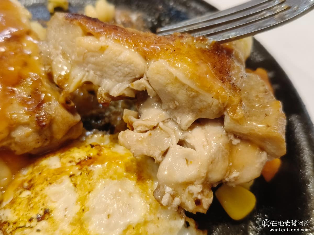 我家牛排松山撫遠店 我家牛排松山撫遠店菜單 我家牛排松山撫遠店推薦 松山區美食 松山美食 不只雞腿肉厚，連雞皮也超級厚，只不過雞皮吃多了，會覺得有股雞皮臭味。 @在地老饕阿府