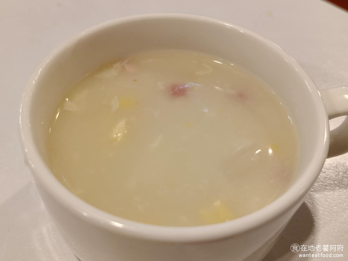 我家牛排松山撫遠店 我家牛排松山撫遠店菜單 我家牛排松山撫遠店推薦 松山區美食 松山美食 玉米濃湯 玉米濃湯加入了豬碎肉和綜合蔬菜，味道算濃有淡淡的奶粉味，喝起來中規中矩。 @在地老饕阿府