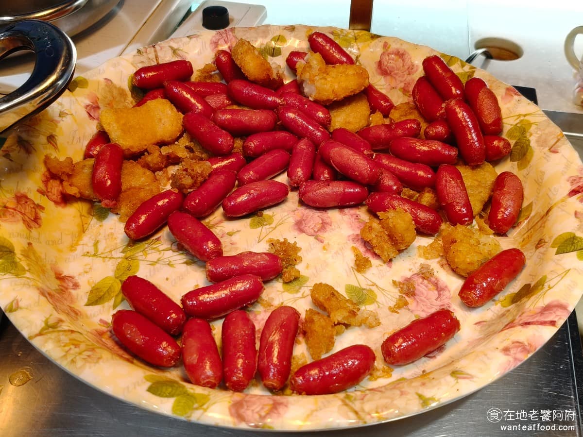 我家牛排松山撫遠店 我家牛排松山撫遠店菜單 我家牛排松山撫遠店推薦 松山區美食 松山美食 炸物區 有炸雞塊，和炸小熱狗，只不過拿的人比較少。 @在地老饕阿府