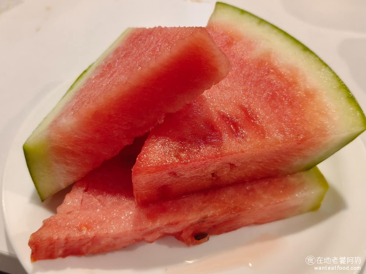 我家牛排松山撫遠店 我家牛排松山撫遠店菜單 我家牛排松山撫遠店推薦 松山區美食 松山美食 新鮮現切的西瓜 @在地老饕阿府