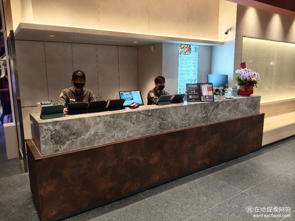 饗麻饗辣PLUS LALAPORT南港店 LALAPORT南港店菜單 《饗麻饗辣 lalaport南港店》會在南港lalaport 6樓，交通也非常方便，搭捷運的話，可以直接從南港展覽館站下車，或是直接停在lalaport的停車場，停車可以直接進行折抵，買 1000 元，可以折抵一小時。 @在地老饕阿府