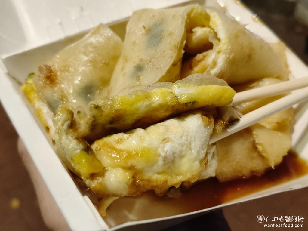 曾家豆漿 曾家豆漿菜單 曾家豆漿推薦 中山區美食 中山美食 中山國小美食 中式料理 豆漿 現煎的蛋餅，加上濃郁牽絲的起司，一口下去直接牽到嘴角，罪惡感滿滿，但超滿足。蛋餅超大份，蔥花蛋溢出蛋餅皮外，份量很澎湃。餅皮酥中帶Q，偏軟薄嫩但不失彈性。古早味蛋香，簡單順口。 @在地老饕阿府