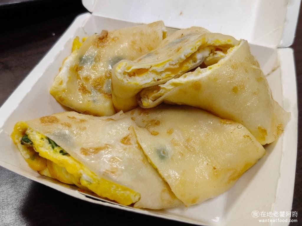 曾家豆漿 曾家豆漿菜單 曾家豆漿推薦 中山區美食 中山美食 中山國小美食 中式料理 豆漿 起司蛋餅 超級好吃的一道，蛋餅皮口感很軟，搭配裡面蓬鬆的蔥蛋，一口咬下軟軟綿綿的感覺超療癒。裡面的蔥蛋沒有到很熟，所以吃得到蛋汁的香味，這點很加分。 @在地老饕阿府