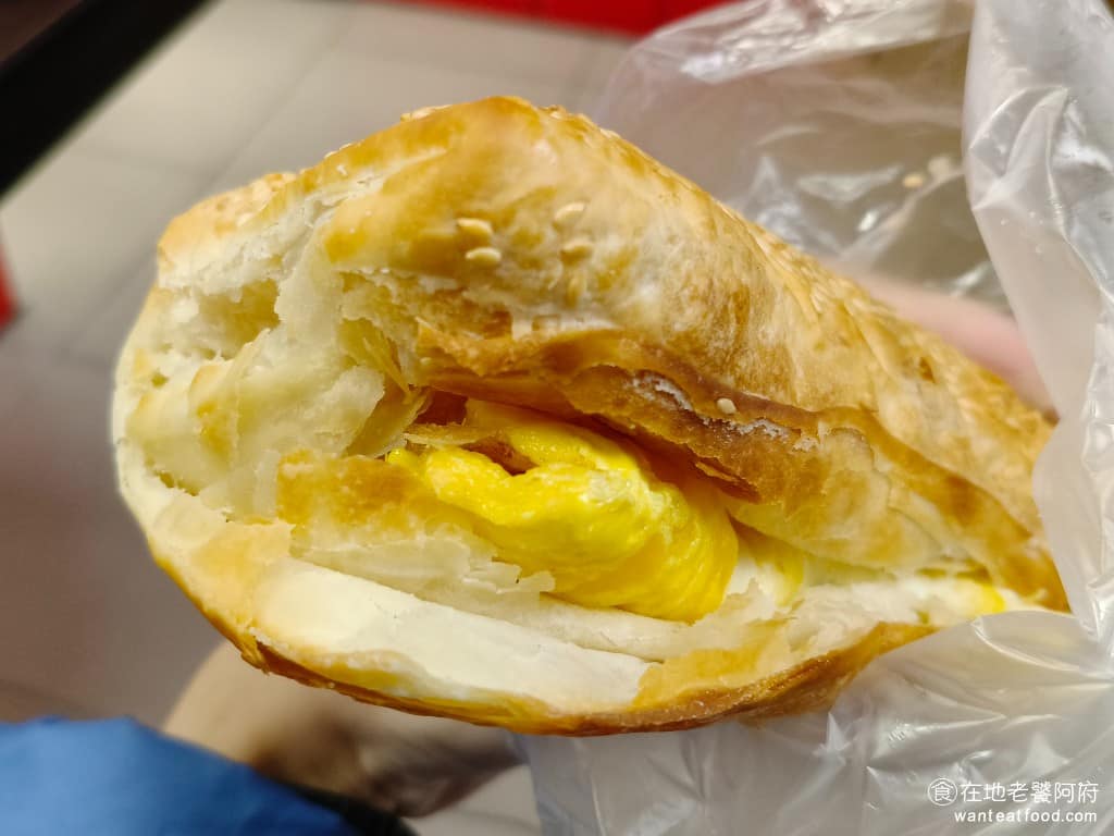 曾家豆漿 曾家豆漿菜單 曾家豆漿推薦 中山區美食 中山美食 中山國小美食 中式料理 豆漿 燒餅夾蔥蛋 燒餅都是現烤出爐的，烤得外皮非常酥脆，直接吃就很好吃，但還是會略嫌乾，如果不想太乾，可以到醬料區加蒜蓉醬油，吃起來會更有味道、更濕潤，更好吃。 @在地老饕阿府