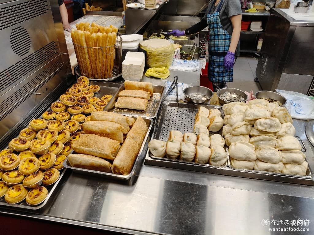 曾家豆漿 曾家豆漿菜單 曾家豆漿推薦 中山區美食 中山美食 中山國小美食 中式料理 豆漿 點餐的時候，完全不用畫菜單，直接用講的，原本還擔心店員是否記得住，但結果出餐速度超快，話才剛講完，點的餐點就已經快包好了，超猛的。 @在地老饕阿府