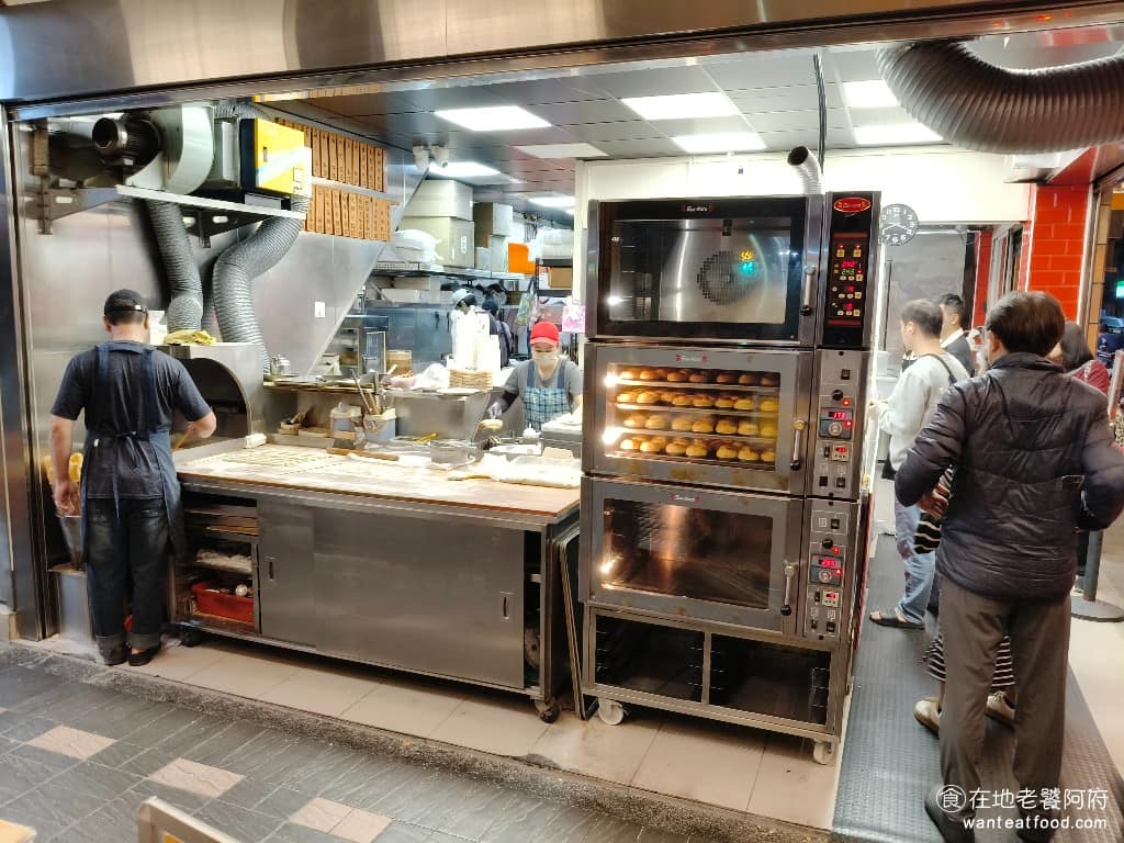 曾家豆漿 曾家豆漿菜單 曾家豆漿推薦 中山區美食 中山美食 中山國小美食 中式料理 豆漿 只是這一帶停車不太方便，最好的方式是騎機車，或搭捷運過來，買完可以直接到旁邊的公園坐著吃，旁邊的公園並未禁止飲食，吃完不要留下任何垃圾就好，很多觀光客也會坐在公園裡吃。 @在地老饕阿府