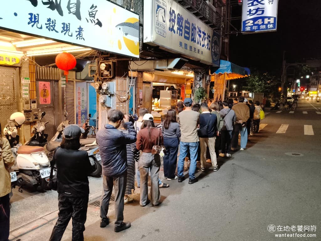 曾家豆漿 曾家豆漿菜單 曾家豆漿推薦 中山區美食 中山美食 中山國小美食 中式料理 豆漿 每到晚上用餐或宵夜時段，《曾家豆漿》總是擠滿人潮，隊伍排到店外轉角，因為人潮太多，甚至都擋到馬路上的車子。 @在地老饕阿府