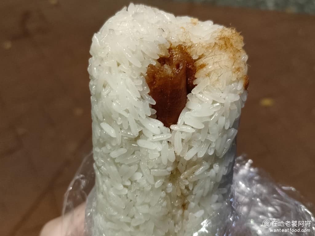 曾家豆漿 曾家豆漿菜單 曾家豆漿推薦 中山區美食 中山美食 中山國小美食 中式料理 豆漿 飯糰 米吃起來有一點偏硬，但還能接受，飯糰的做法非常古早味，有老油條、肉鬆和菜脯，肉鬆加得很多，而且老油條的口感非常酥脆，菜脯的鹹味也很夠，整體還不錯吃。 @在地老饕阿府