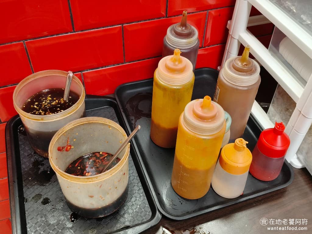 曾家豆漿 曾家豆漿菜單 曾家豆漿推薦 中山區美食 中山美食 中山國小美食 中式料理 豆漿 醬料區 提供的醬料很多，光是醬油就有三種，有酸味醬油、辣醬油、還有醬油膏，旁邊還有辣椒醬、芥末醬、黑醋和白醋。 @在地老饕阿府