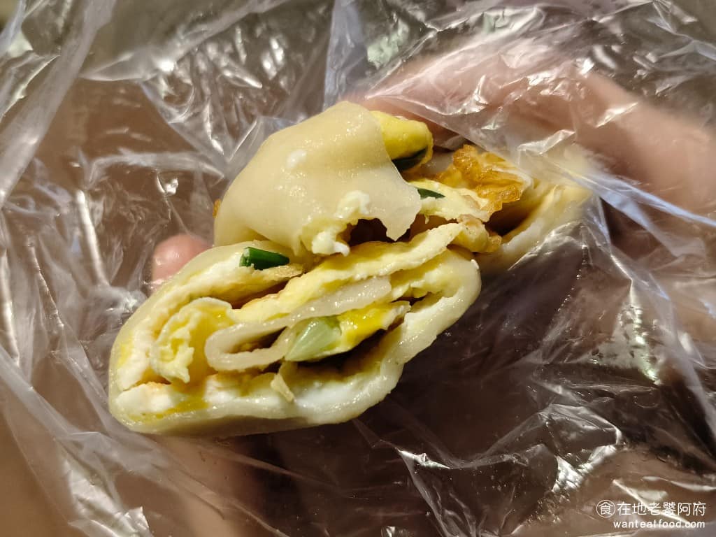 曾家豆漿 曾家豆漿菜單 曾家豆漿推薦 中山區美食 中山美食 中山國小美食 中式料理 豆漿 原味蛋餅 份量紮實、誠意滿滿的傳統軟餅皮，只要 35 元，餅皮煎得微焦、帶有香氣，咬下去軟中帶點彈性，會略帶厚度，蛋香濃郁又不油膩，加上蔥花提味，簡單好吃。 @在地老饕阿府