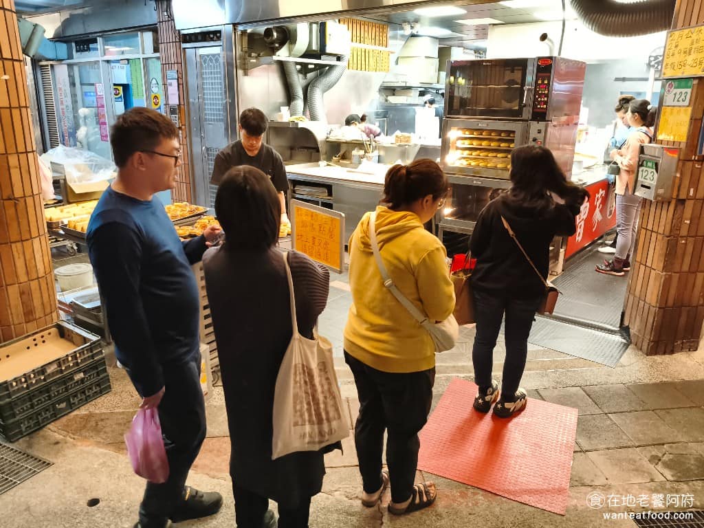 曾家豆漿 曾家豆漿菜單 曾家豆漿推薦 中山區美食 中山美食 中山國小美食 中式料理 豆漿 《曾家豆漿》不只蛋塔厲害，起司蛋餅、燒餅油條、煎包，通通現做現煎，味道也不差，Google 評論超過三千則，還能維持4. 3 顆星，非常不簡單。 @在地老饕阿府
