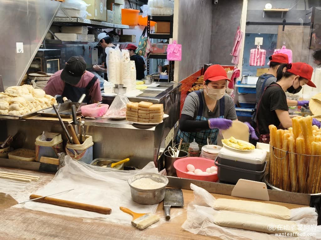 曾家豆漿 曾家豆漿菜單 曾家豆漿推薦 中山區美食 中山美食 中山國小美食 中式料理 豆漿 《曾家豆漿》店裡是傳統豆漿店規格，開放式廚房擠了好多人，光是店員就超過十個人，忙得連休息的時間都沒有。 @在地老饕阿府