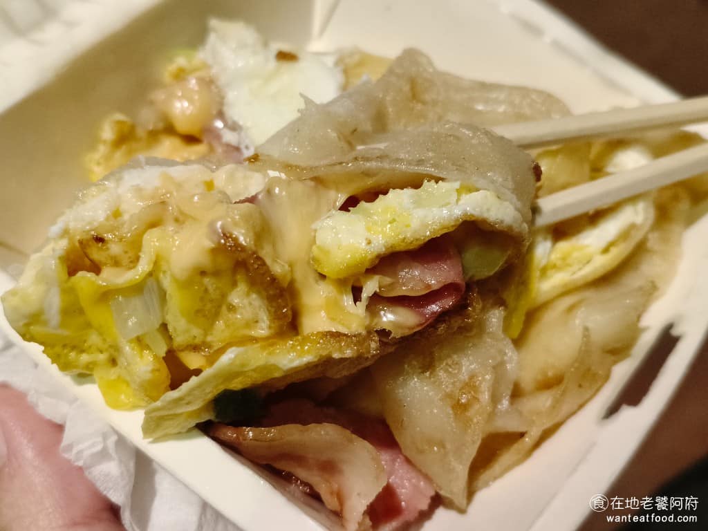 曾家豆漿 曾家豆漿菜單 曾家豆漿推薦 中山區美食 中山美食 中山國小美食 中式料理 豆漿 培根火腿起司蛋餅 這是裡面最澎湃的蛋餅，原本加了起司，味道就很香了，再搭配培根的肉香，氣味道更上一層樓。 @在地老饕阿府