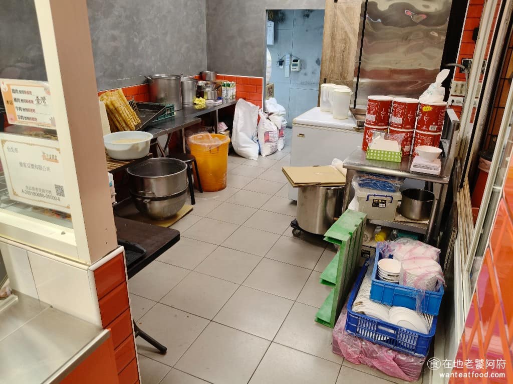 曾家豆漿 曾家豆漿菜單 曾家豆漿推薦 中山區美食 中山美食 中山國小美食 中式料理 豆漿 《曾家豆漿》原本有內用區，但現在生意太好，根本做不完，索性全部改成外帶。 @在地老饕阿府