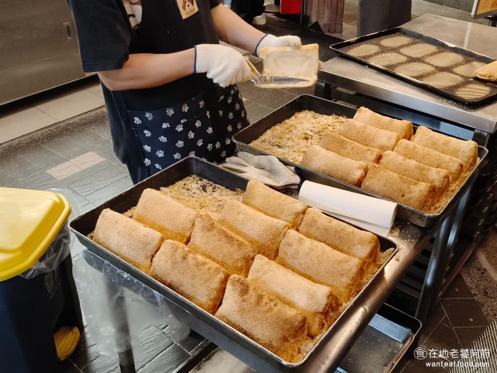 曾家豆漿 曾家豆漿菜單 曾家豆漿推薦 中山區美食 中山美食 中山國小美食 中式料理 豆漿 可以近距離看師傅現場製作，一條條金黃油條在眼前慢慢膨起，燒餅現桿現烤，味道超香，聞久了每個都想點，難怪大家心甘情願排隊。 @在地老饕阿府