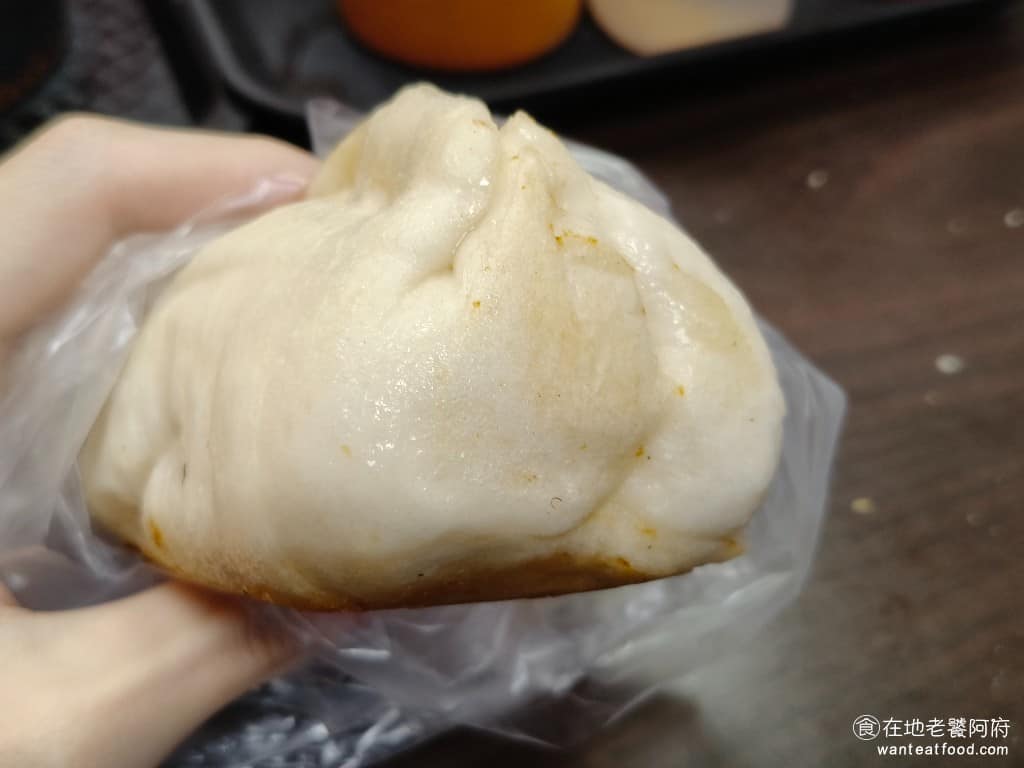 曾家豆漿 曾家豆漿菜單 曾家豆漿推薦 中山區美食 中山美食 中山國小美食 中式料理 豆漿 鮮肉煎包 超大一顆內餡紮實飽滿，滿滿的豬肉香氣，肉味很濃郁，外皮煎得金黃酥脆，咬下去還有微微肉汁溢出來，一顆比一般男生拳頭還大。 @在地老饕阿府