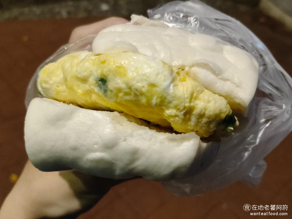 曾家豆漿 曾家豆漿菜單 曾家豆漿推薦 中山區美食 中山美食 中山國小美食 中式料理 豆漿 原味饅頭夾蔥蛋 饅頭口感很綿密，裡面的蔥但也很軟，可以大口咬下去，完全無阻力，只是味道很清淡，可以自己加一些蒜蓉醬油來提味。 @在地老饕阿府