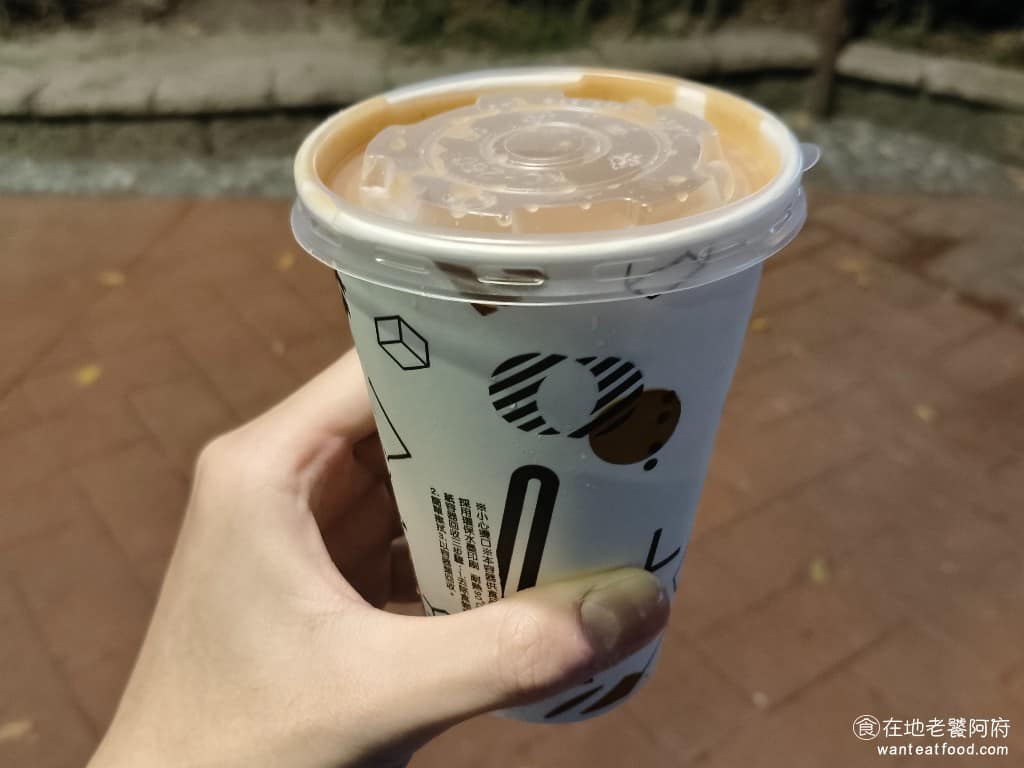 曾家豆漿 曾家豆漿菜單 曾家豆漿推薦 中山區美食 中山美食 中山國小美食 中式料理 豆漿 冰米漿 味道比較清淡，甜味適中，個人覺得如果再濃郁一點會更好，香氣還是有，口感滑順，搭配油條或蛋餅，都還不錯。 @在地老饕阿府