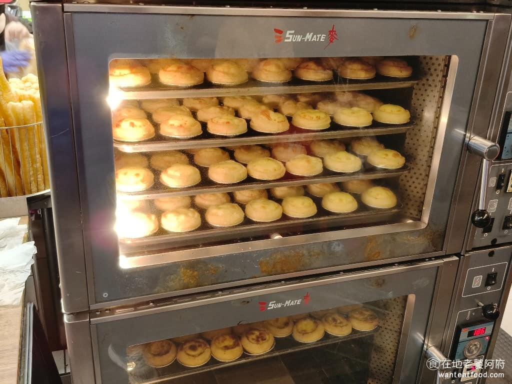 曾家豆漿 曾家豆漿菜單 曾家豆漿推薦 中山區美食 中山美食 中山國小美食 中式料理 豆漿 還可看到蛋塔的製作過程，排得密密麻麻的蛋塔送進烤爐，店員小哥會仔細檢查外皮是否酥脆，烤得不均勻就再加烤，不會為了應付人潮，端出品質不一的蛋塔。 @在地老饕阿府