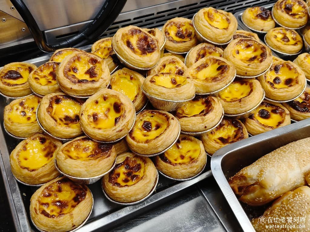 曾家豆漿 曾家豆漿菜單 曾家豆漿推薦 中山區美食 中山美食 中山國小美食 中式料理 豆漿 《曾家豆漿》最讓人排隊的，就是這個葡式蛋塔，奶香味很足，現烤現吃真的不錯。外皮像千層酥塔，每咬一口就掉渣，酥脆程度很夠。 @在地老饕阿府