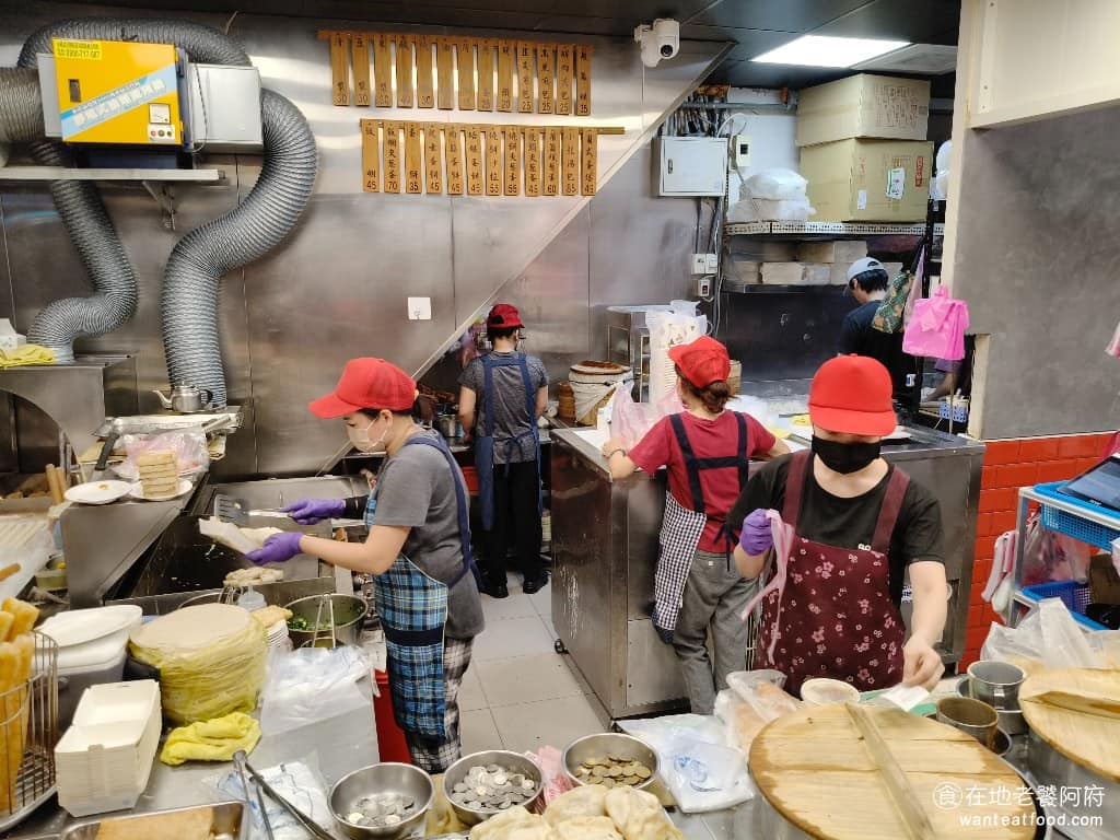 曾家豆漿 曾家豆漿菜單 曾家豆漿推薦 中山區美食 中山美食 中山國小美食 中式料理 豆漿 價位大多落在 25 到 60 元之間，煎包類 25 元，蛋餅 35 到 45 元，蛋塔一個 45 元，燒餅夾蔥蛋、鮮肉煎包都很受歡迎，還有饅頭、油條、飯糰這些選項。 @在地老饕阿府