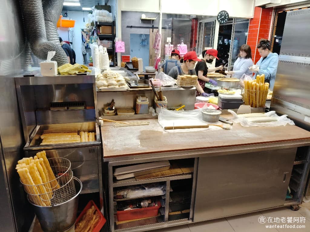 曾家豆漿 曾家豆漿菜單 曾家豆漿推薦 中山區美食 中山美食 中山國小美食 中式料理 豆漿 排隊時可以看到現場製作過程，從炸油條、桿燒餅，到烤蛋塔每個環節都在眼前進行，現烤蛋塔的香氣，不斷地飄散。 @在地老饕阿府