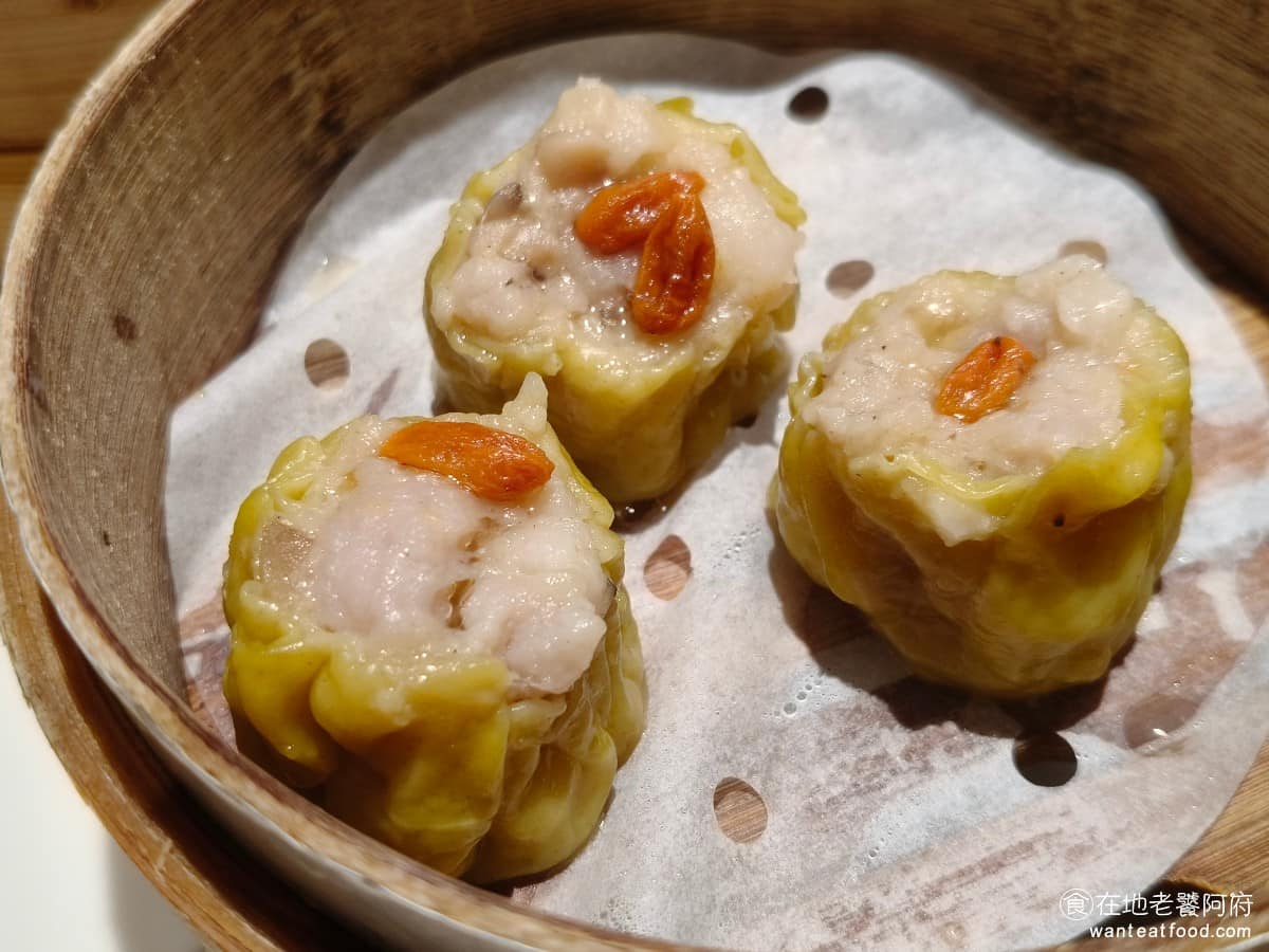 添好運南港三井店 添好運南港三井店菜單 添好運南港三井店推薦 南港區美食 南港美食 鮮蝦燒賣皇 燒賣能看出一間港點的基本功,《添好運南港三井店》的燒賣表現有水準,吃起來紮實不鬆散,肉餡也非常入味。 @在地老饕阿府