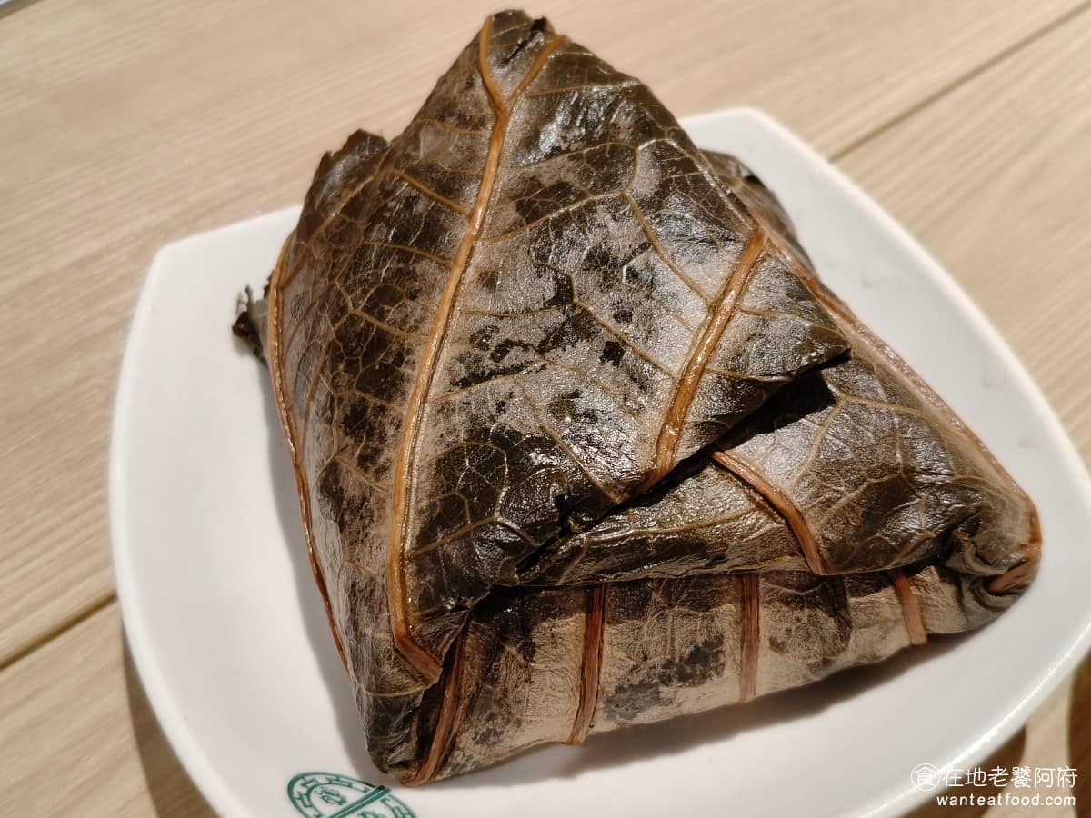 添好運南港三井店 添好運南港三井店菜單 添好運南港三井店推薦 南港區美食 南港美食 古法糯米雞 荷葉包的尺寸很大,份量給得實在,糯米飯蒸得非常軟爛,口感偏黏糯,吃起來很舒服,裡面的調味醃得夠鹹,醬味很足配飯吃,完全沒問題。 @在地老饕阿府