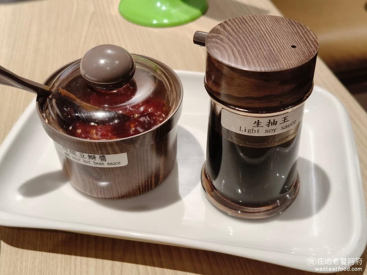 添好運南港三井店 添好運南港三井店菜單 添好運南港三井店推薦 南港區美食 南港美食 每桌會附上多款醬料,可以依照個人喜好搭配,有甜酸豆瓣醬,還有生抽王,其實就是經過特別釀造的淡醬油,在港澳地區,「抽」是指提取醬油的動作,「生抽王」通常是由第一次抽取的醬油混合調製而成,通常味道較清爽。同理,老抽則是味道較重。 @在地老饕阿府