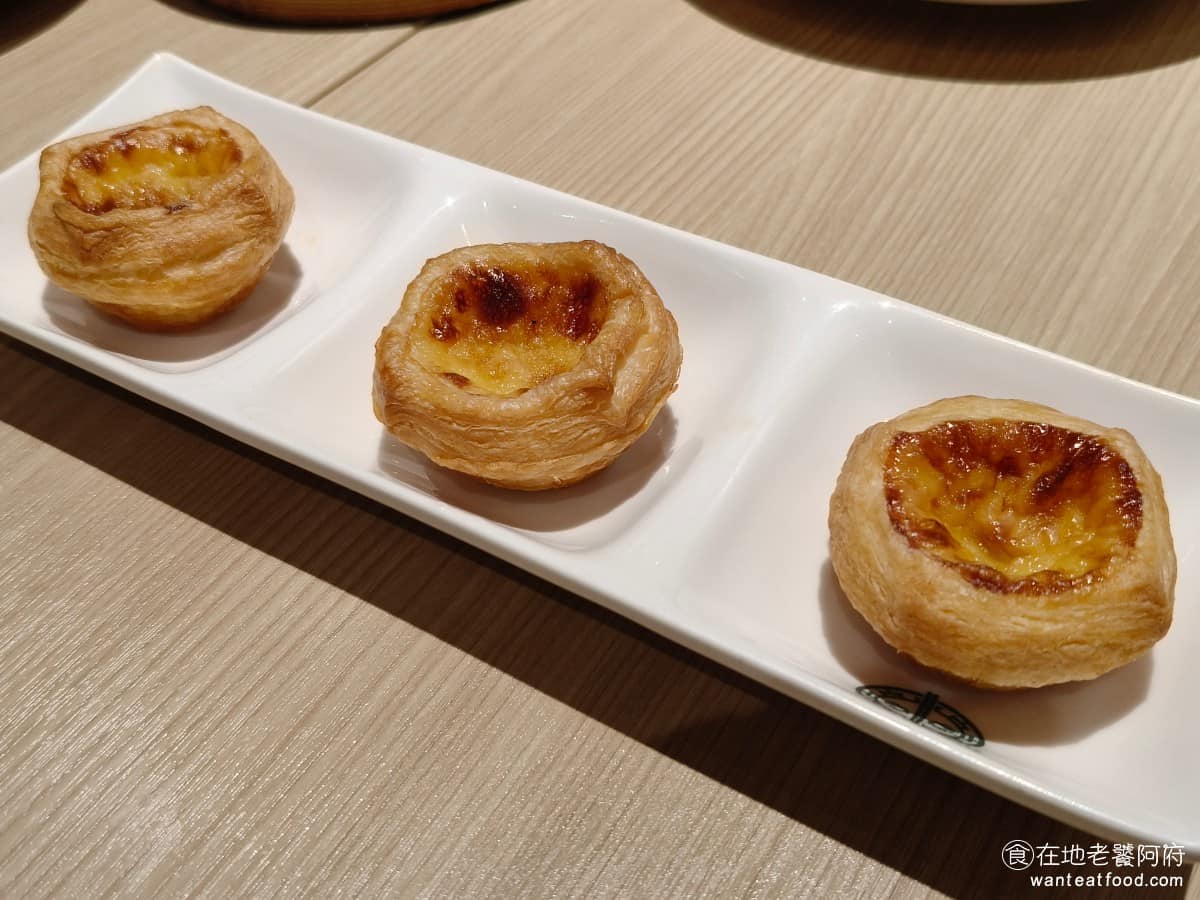 添好運南港三井店 添好運南港三井店菜單 添好運南港三井店推薦 南港區美食 南港美食 黑糖麻糬蛋塔 尺寸比預期小一點,但吃了一口後,發現味道不錯,蛋香味充足,底下的黑糖麻糬甜度偏高。 @在地老饕阿府