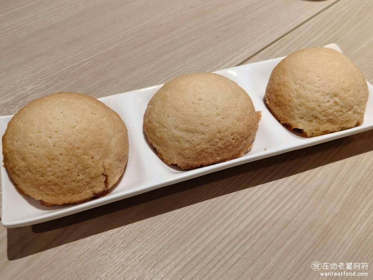 添好運南港三井店 添好運南港三井店菜單 添好運南港三井店推薦 南港區美食 南港美食 酥皮焗叉燒包 店內招牌,表現確實對得起這個名號,外皮烤得酥脆,叉燒餡料給得相當多,醬汁充裕,不會有那種吃到一半叉燒就沒了的問題。 @在地老饕阿府