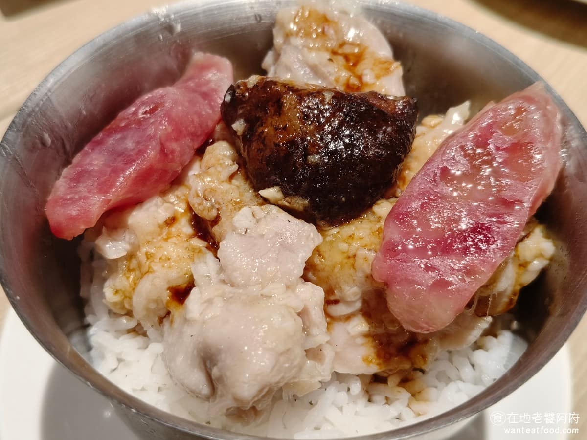 添好運南港三井店 添好運南港三井店菜單 添好運南港三井店推薦 南港區美食 南港美食 臘腸北菇飯 每次來都會點的一道,因為 CP 值很高,雞肉每一塊都非常軟嫩,搭配特製甜醬汁吃起來很舒服。旁邊配的兩片臘腸,口感偏硬,味道不重。 @在地老饕阿府