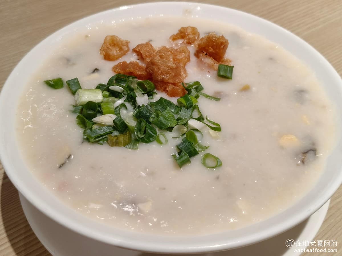 添好運南港三井店 添好運南港三井店菜單 添好運南港三井店推薦 南港區美食 南港美食 金銀蛋瘦肉粥 湯頭入味,皮蛋份量給得多,而且有均勻切過,不會吃到一大塊,配料豐富瘦肉、油條都有,油條口感很脆,吃起來有香氣。 @在地老饕阿府