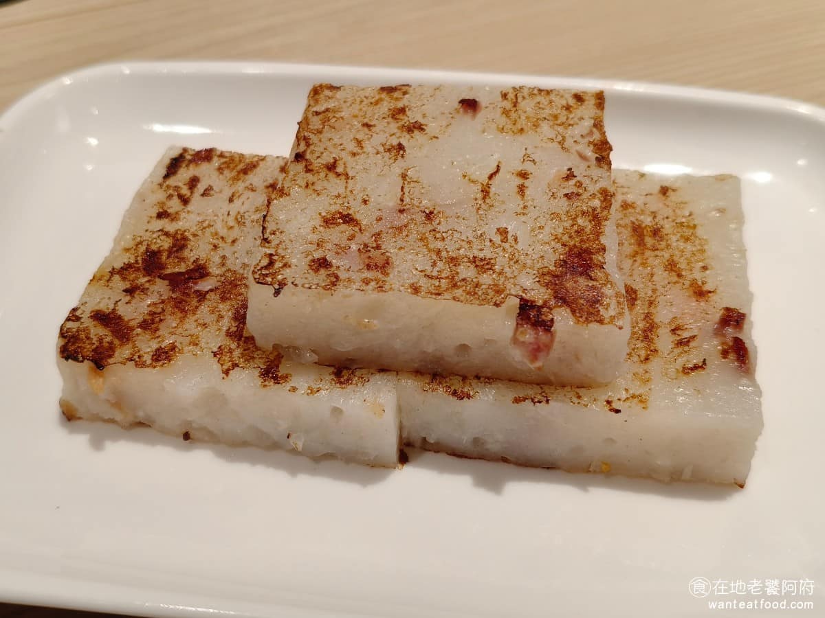 添好運南港三井店 添好運南港三井店菜單 添好運南港三井店推薦 南港區美食 南港美食 香煎蘿蔔糕 外皮沒有煎得很脆,蘿蔔糕吃起來算扎實,裡面的蘿蔔塊比例不少,吃得到蘿蔔本身的口感,但味道上比較普通,沒有特別突出的地方。 @在地老饕阿府