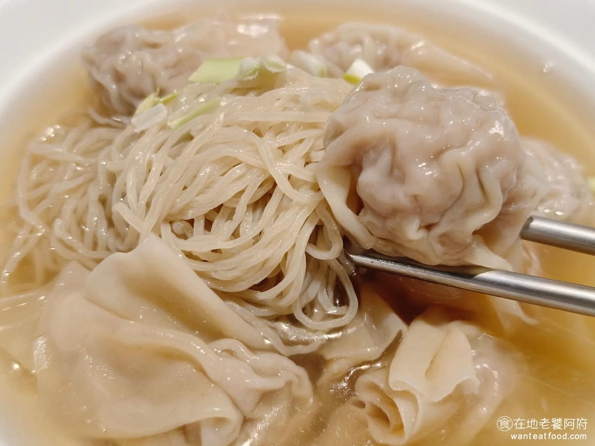 添好運南港三井店 添好運南港三井店菜單 添好運南港三井店推薦 南港區美食 南港美食 個人是偏好湯頭濃一點、口味重一點的雲吞湯,但作為主食,這碗麵也夠份量,也是值得點。 @在地老饕阿府
