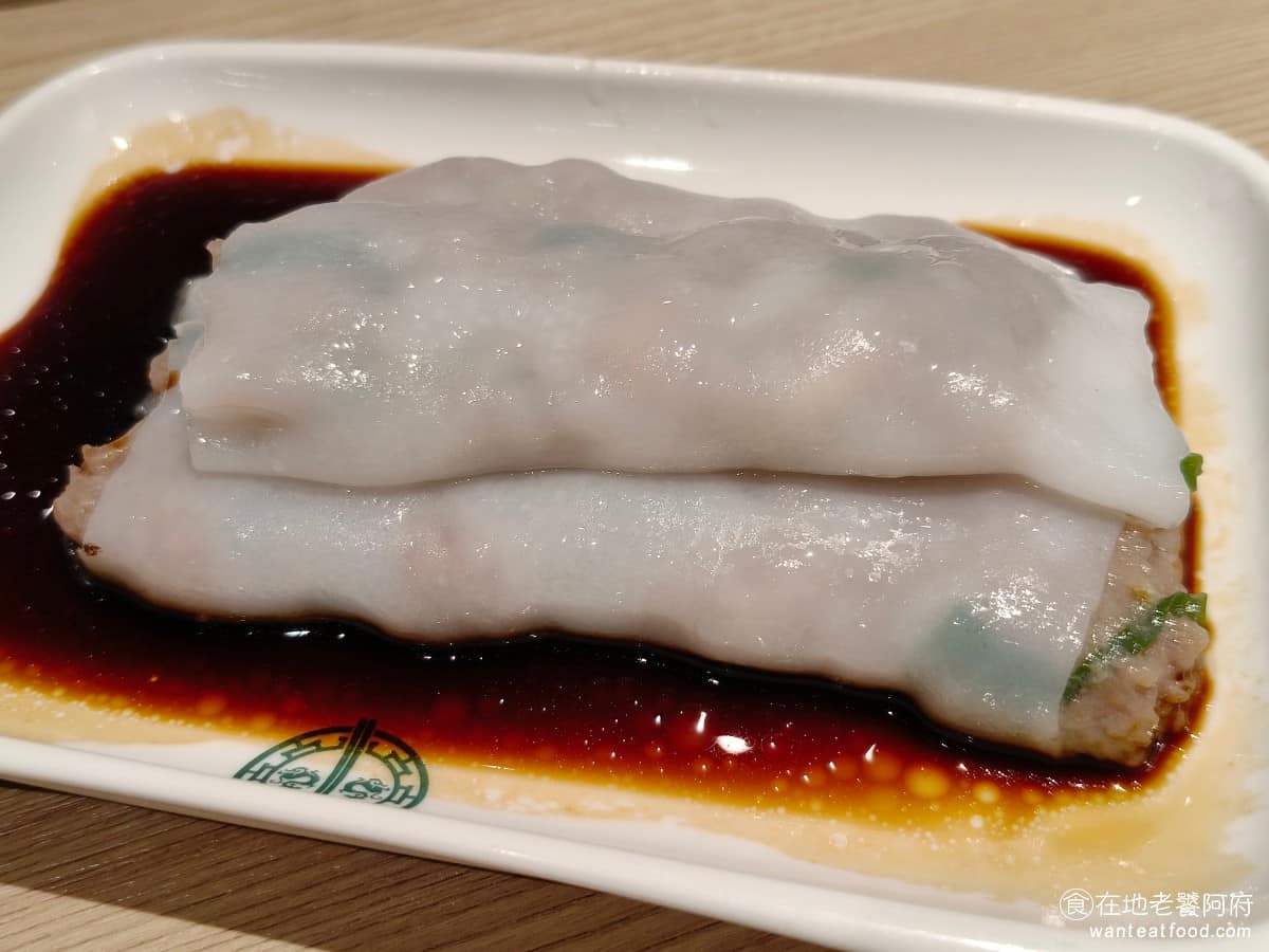 添好運南港三井店 添好運南港三井店菜單 添好運南港三井店推薦 南港區美食 南港美食 香滑牛肉腸 腸粉外皮非常滑嫩柔順,牛肉的口感也很軟,不會有乾柴或粉感,搭配的特製腸粉醬汁調味偏甜,比一般醬油更順口,整體搭配起來很協調,比起單純淋醬油的吃法,更顯美味。 @在地老饕阿府