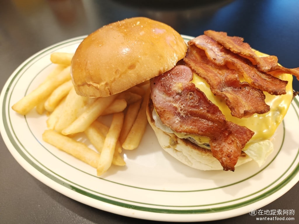 AWESOME BURGER 澳森漢堡 藍紋乳酪 花生醬 雞腿堡 鳳梨漢堡 花生漢堡 培根起司牛肉堡 這份漢堡排份量較為豐富，但口感偏乾，因此建議搭配水份類的飲料來食用，肉汁方面則較為不足。 @在地老饕阿府
