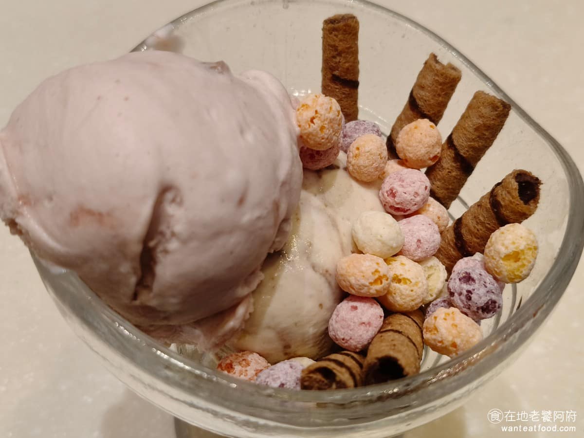 哈根達斯美麗華旗艦店 哈根達斯美麗華旗艦店菜單 哈根達斯美麗華旗艦店推薦 中山區美食 中山美食 以香草冰淇淋打底,裡面拌了不少脆笛酥,冰淇淋口感綿密,甜度不會太膩,但要盡快吃,因為沒有用很低的溫度冷凍,所以會比較容易融化。 @在地老饕阿府