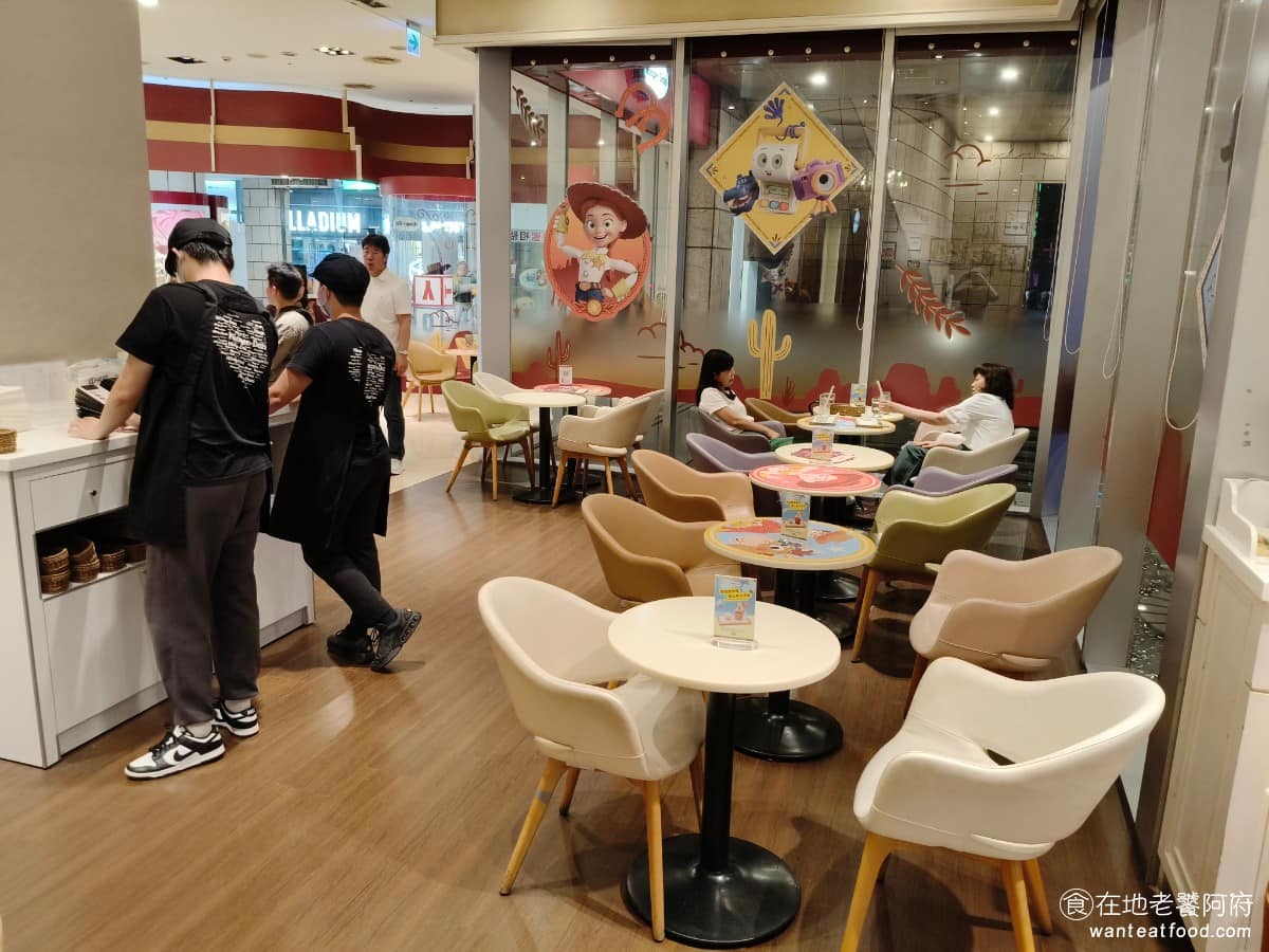 哈根達斯美麗華旗艦店 哈根達斯美麗華旗艦店菜單 哈根達斯美麗華旗艦店推薦 中山區美食 中山美食 店內採光明亮,白天過來坐,整個空間感覺很開闊,視野也不會太侷促,冰淇淋展示櫃就在點餐區旁邊,一桶一桶的冰淇淋擺得整整齊齊,光是用看的,就很有食慾。 @在地老饕阿府