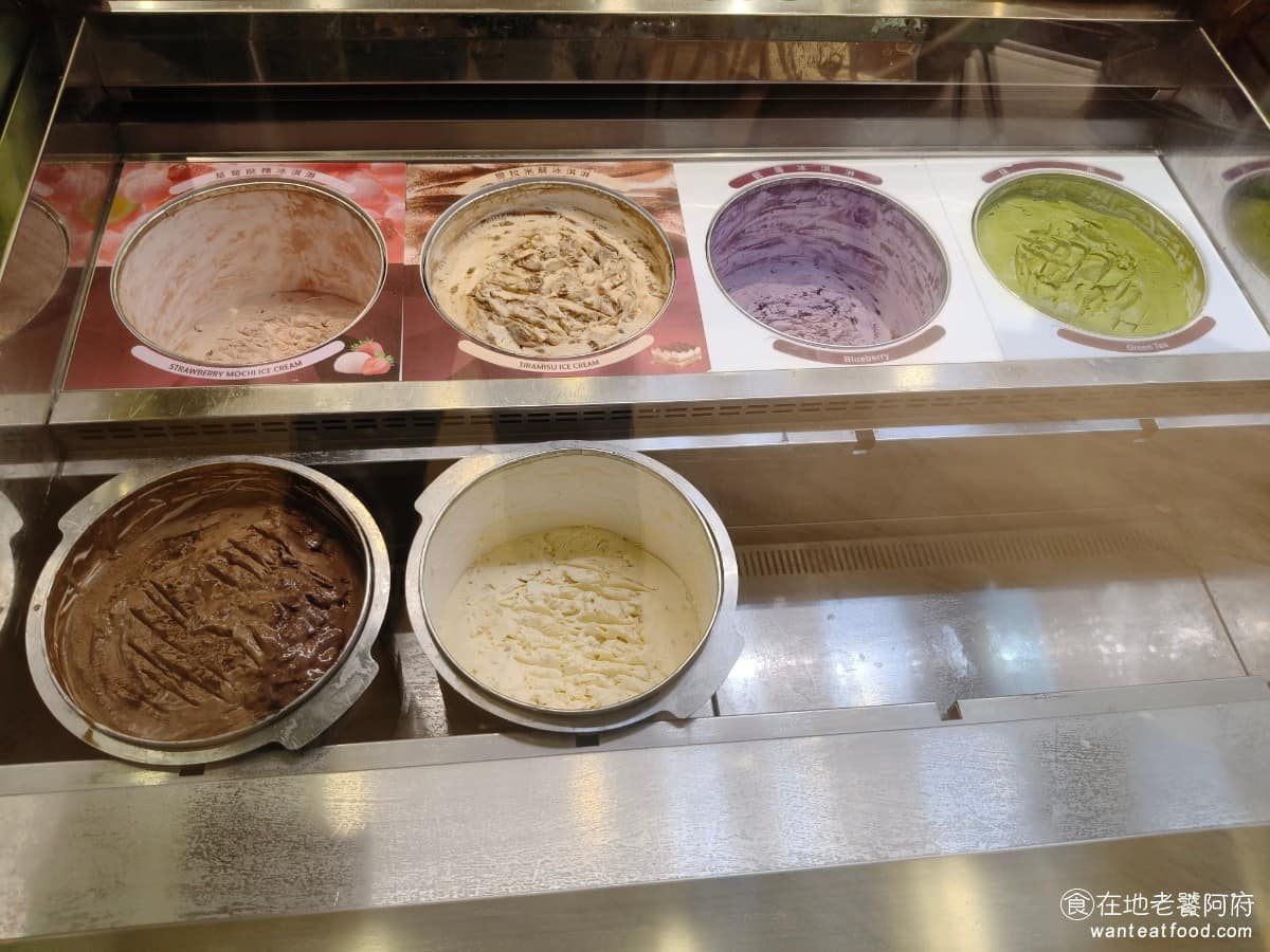 哈根達斯美麗華旗艦店 哈根達斯美麗華旗艦店菜單 哈根達斯美麗華旗艦店推薦 中山區美食 中山美食 旁邊還有草莓麻糬、提拉米蘇、藍莓、抹茶。 @在地老饕阿府