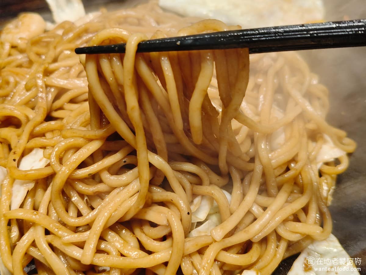 鶴橋風月南港 LaLaPort LaLaPort菜單 LaLaPort推薦 南港區美食 南港美食 配料是這道菜比較弱的地方，食材種類偏少，吃起來比較單調，搭配的豬五花同樣切得偏厚，煎出來的肉質偏硬，與Q彈的麵條放在一起，反而有點突兀，稍微影響整體口感。 @在地老饕阿府