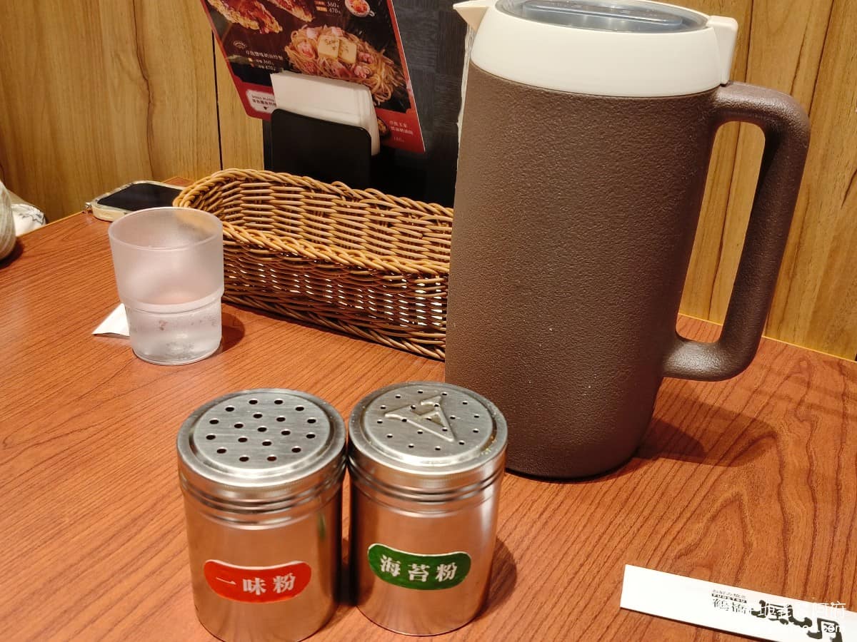 鶴橋風月南港 LaLaPort LaLaPort菜單 LaLaPort推薦 南港區美食 南港美食 桌上有提供免費的開水，還有兩種調味料，一種是一味粉，另一種是海苔粉，加了後味道會更香 @在地老饕阿府