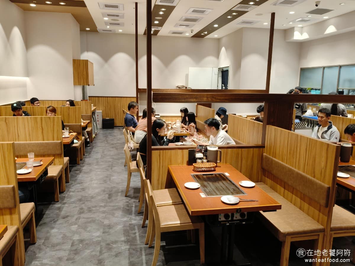 鶴橋風月南港 LaLaPort LaLaPort菜單 LaLaPort推薦 南港區美食 南港美食 用餐空間寬敞，沿用了品牌的日式隔間設計，木質調裝潢，搭配卡式座位，就算店內客滿，也不會覺得擁擠，有一定隱私性。 @在地老饕阿府