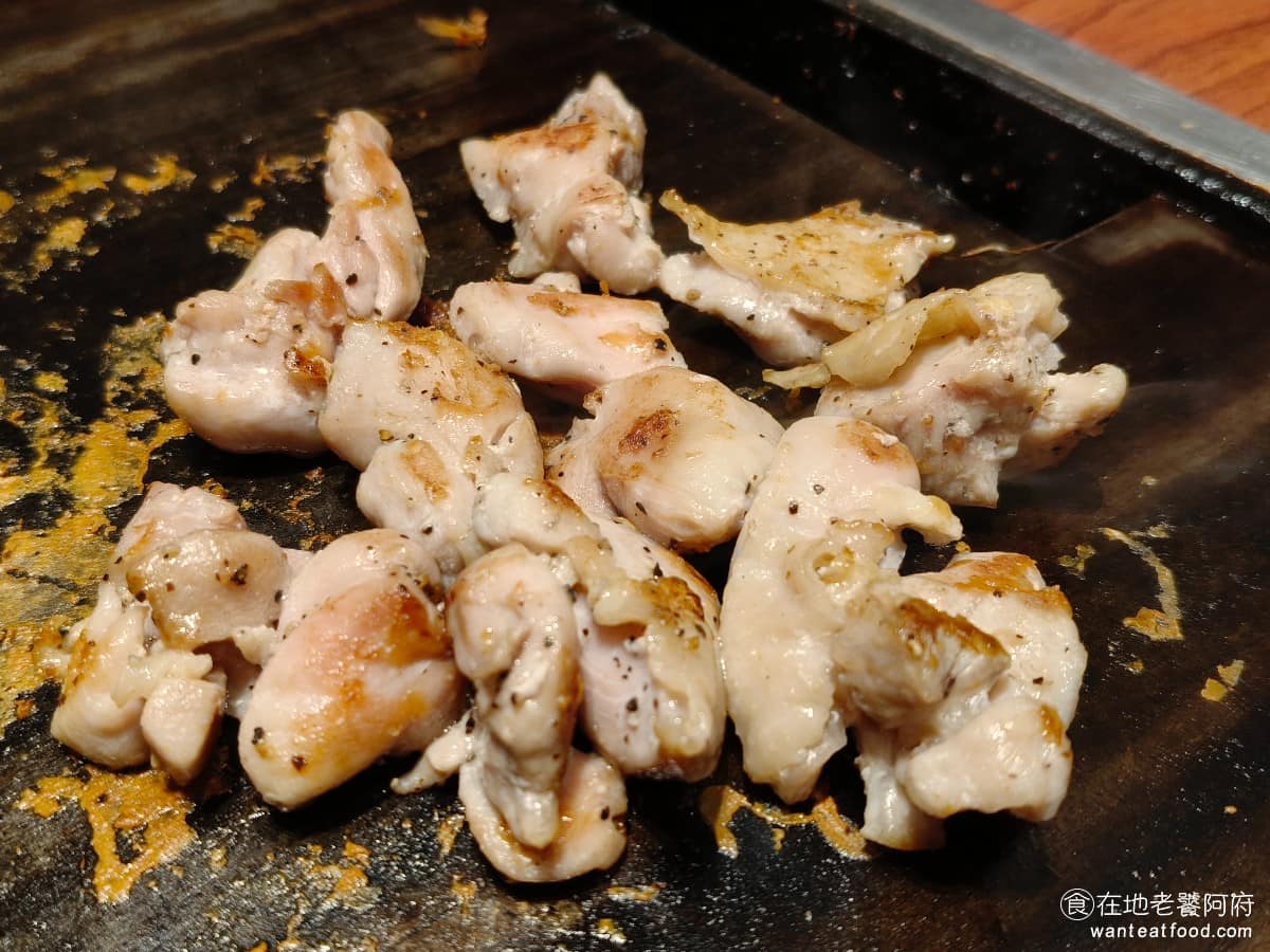 鶴橋風月南港 LaLaPort LaLaPort菜單 LaLaPort推薦 南港區美食 南港美食 不過鐵板料理類全都要自己來，對想輕鬆用餐的人來說，稍嫌麻煩，特別是同桌還有其他人在聊天、吃飯的時候，要顧肉很不方便。 @在地老饕阿府