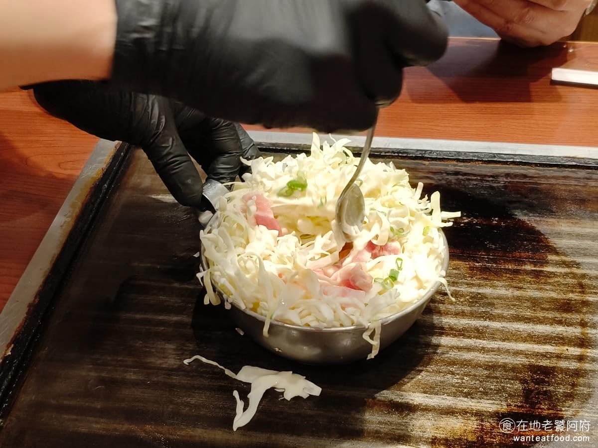 鶴橋風月南港 LaLaPort LaLaPort菜單 LaLaPort推薦 南港區美食 南港美食 大阪燒在日本的歷史可追溯至江戶時代的文字燒，二戰後因物資匱乏，小麥粉取得相對容易，才逐漸演變為現在「麵糊加高麗菜、隨意搭配食材」的庶民主食型態。 @在地老饕阿府