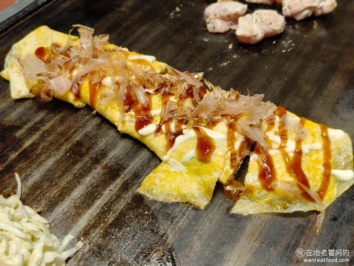 鶴橋風月南港 LaLaPort LaLaPort菜單 LaLaPort推薦 南港區美食 南港美食 豚平麻糬起司燒 將青蔥和豬肉包入蛋皮，淋上與大阪燒相同的醬汁，灑上海苔和柴魚片。 @在地老饕阿府