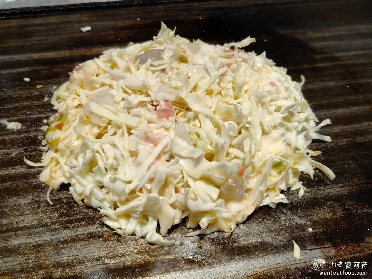 鶴橋風月南港 LaLaPort LaLaPort菜單 LaLaPort推薦 南港區美食 南港美食 這是剛上鐵板，大阪燒的原形，店員直接在面前，開火現煎，會放置一段時間，所以千萬別碰到 @在地老饕阿府