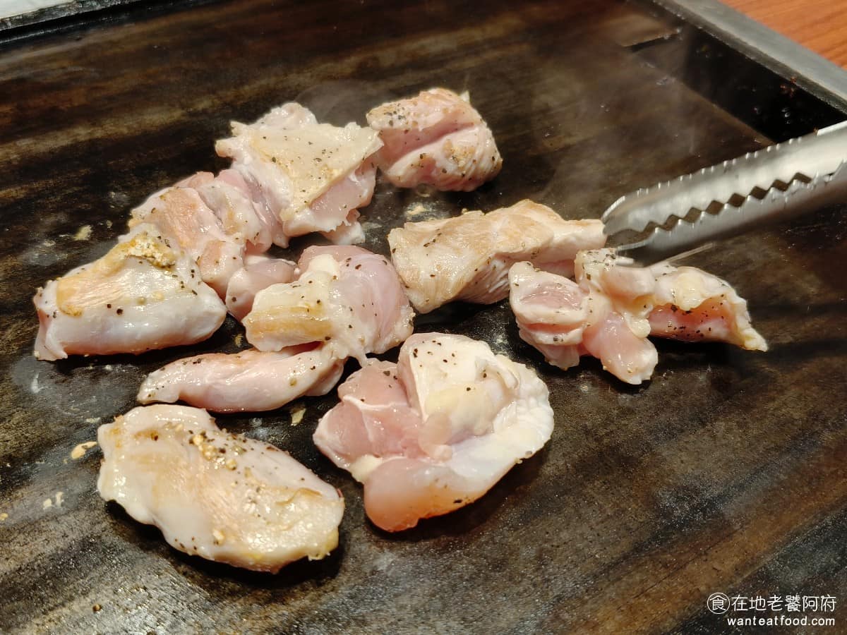 鶴橋風月南港 LaLaPort LaLaPort菜單 LaLaPort推薦 南港區美食 南港美食 鹽燒雞肉 雞肉送上桌後，需要自己在鐵板上處理，全程自行翻面煎熟，雞肉本身口感偏軟嫩，調味清爽不重，吃起來還行。 @在地老饕阿府